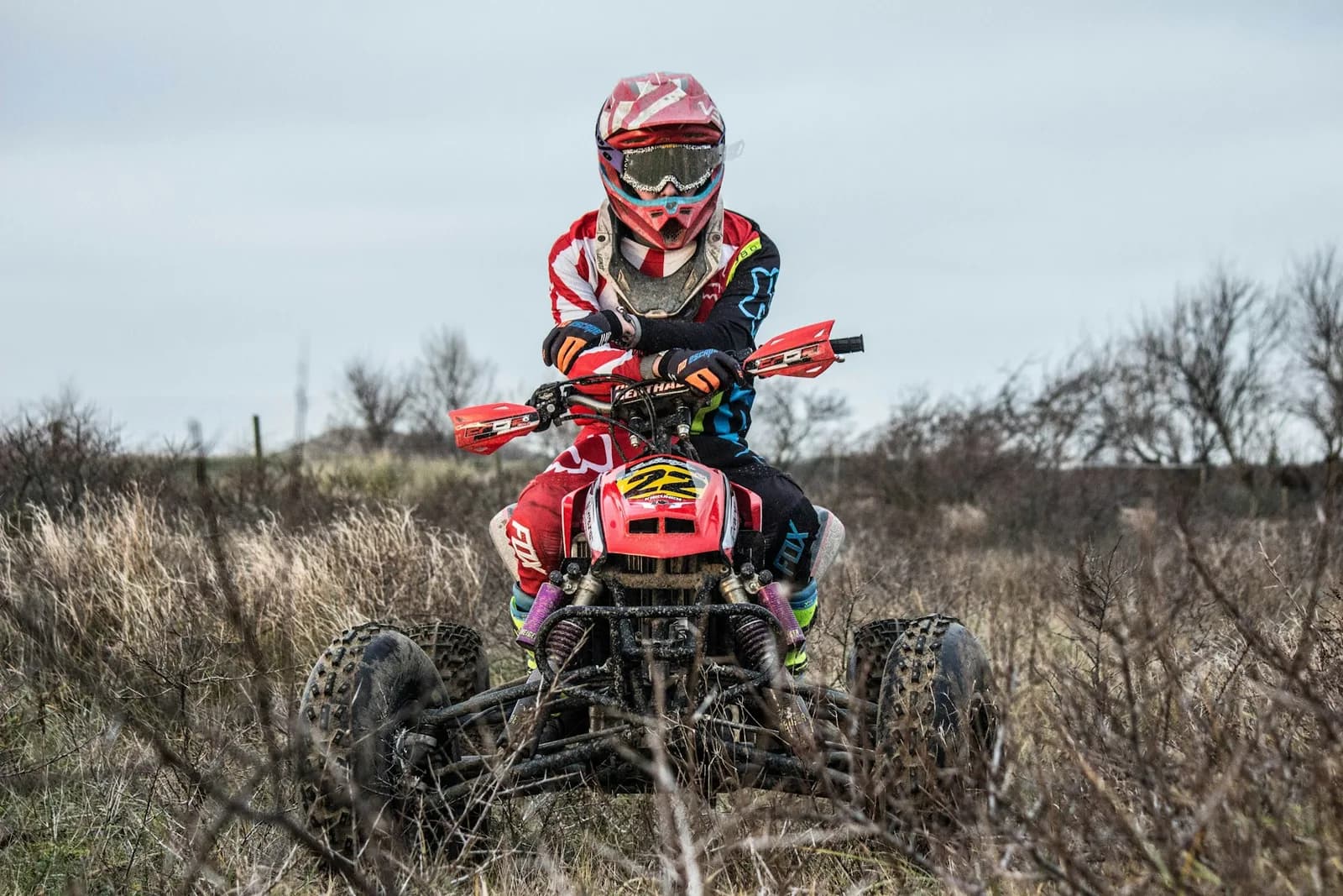 Child riding a Yamaha Raptor 90cc kids quad bike in the Dubai desert — photo 4