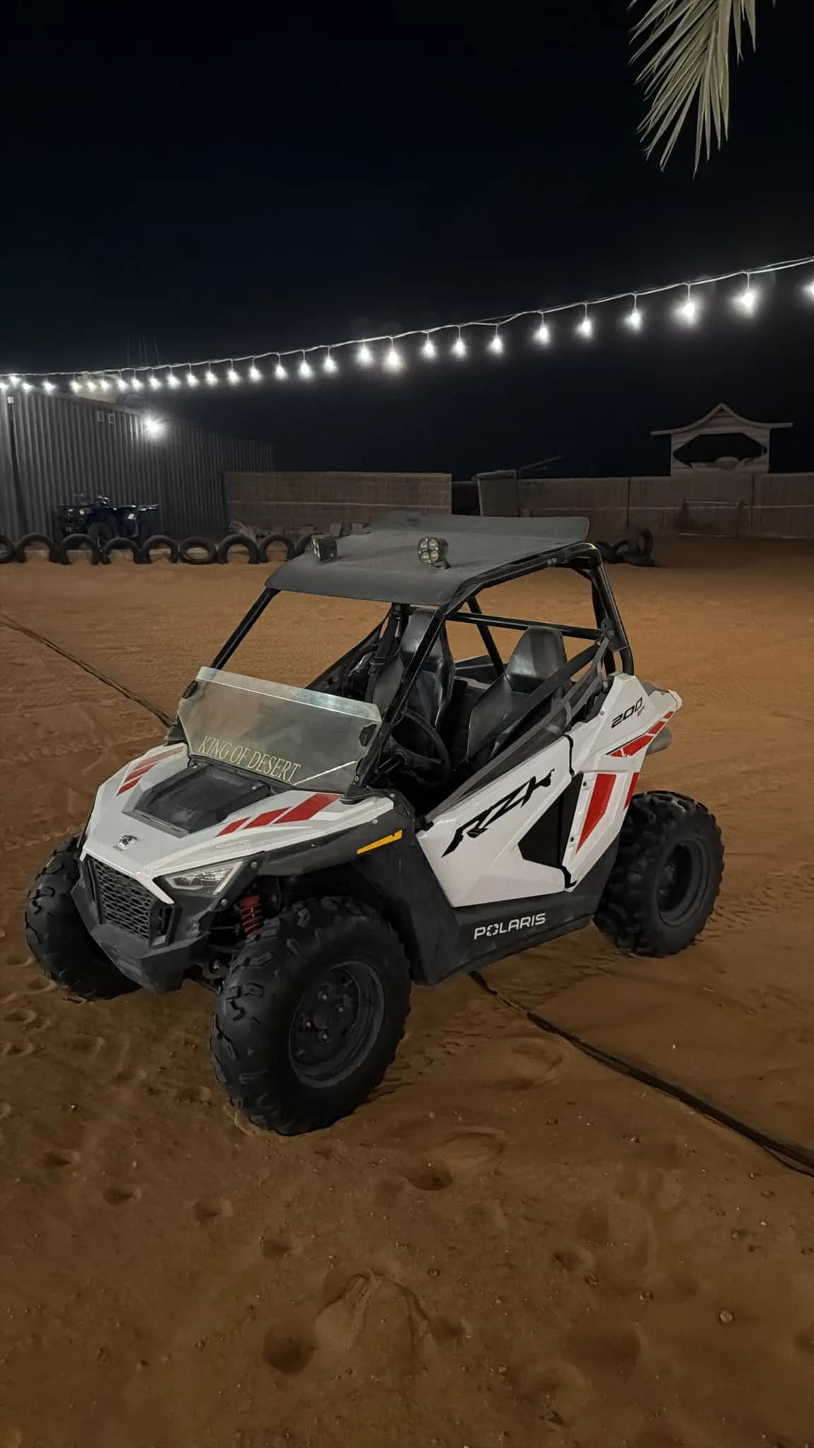 RZR 200 kids trois-quarts sous guirlandes au camp