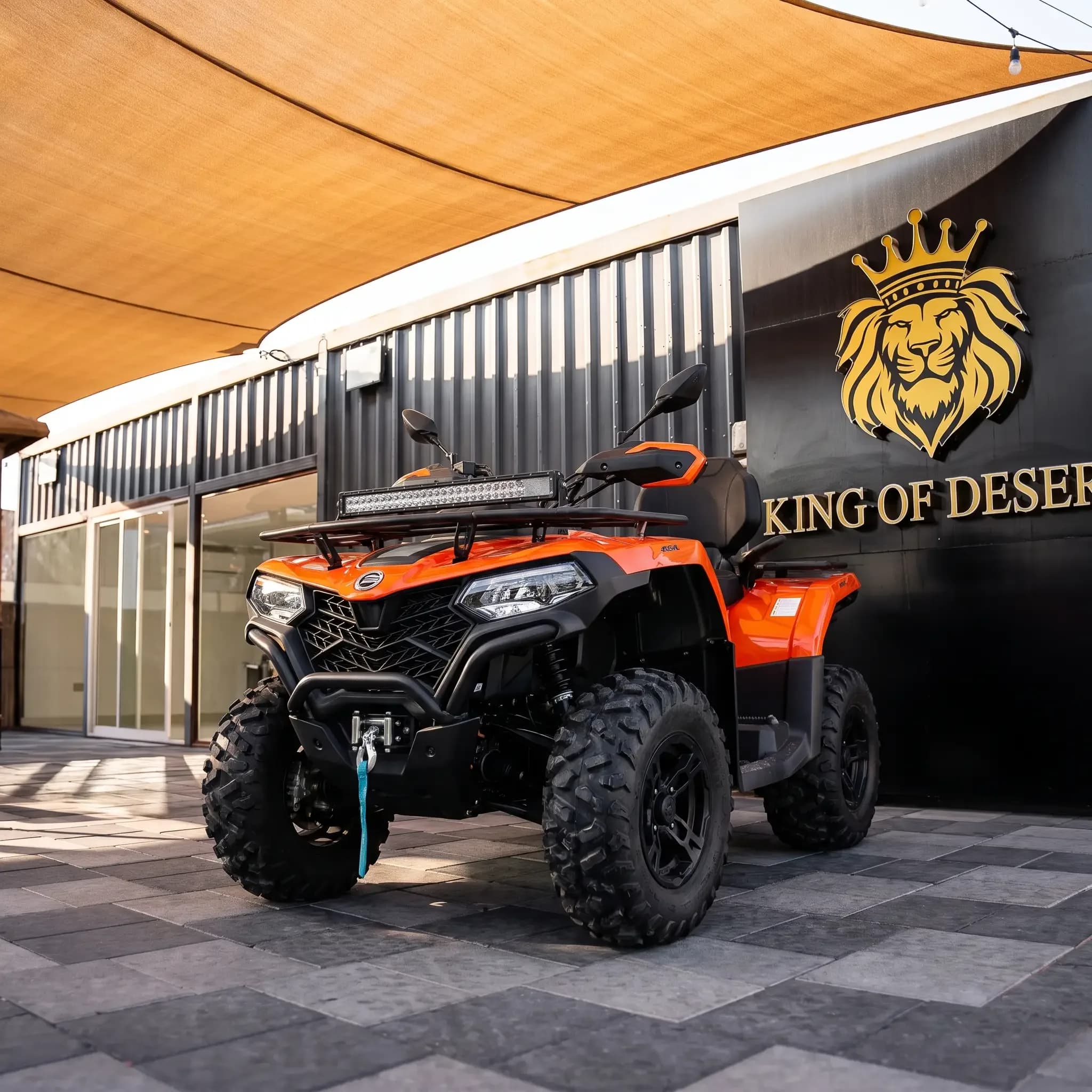 Quad CFMOTO CF450 orange devant le showroom King of Desert