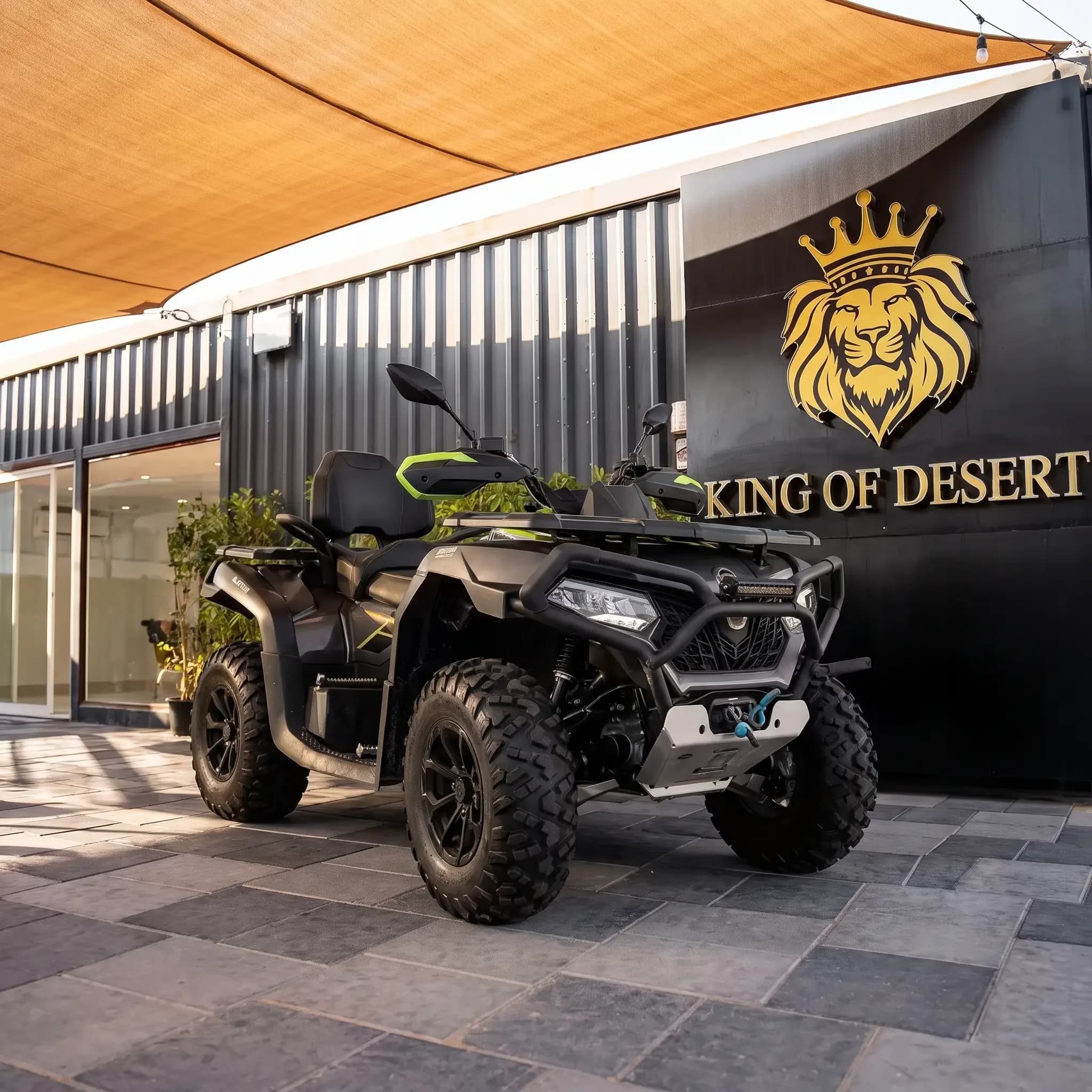 Quad CFMOTO CF625 noir devant le showroom King of Desert