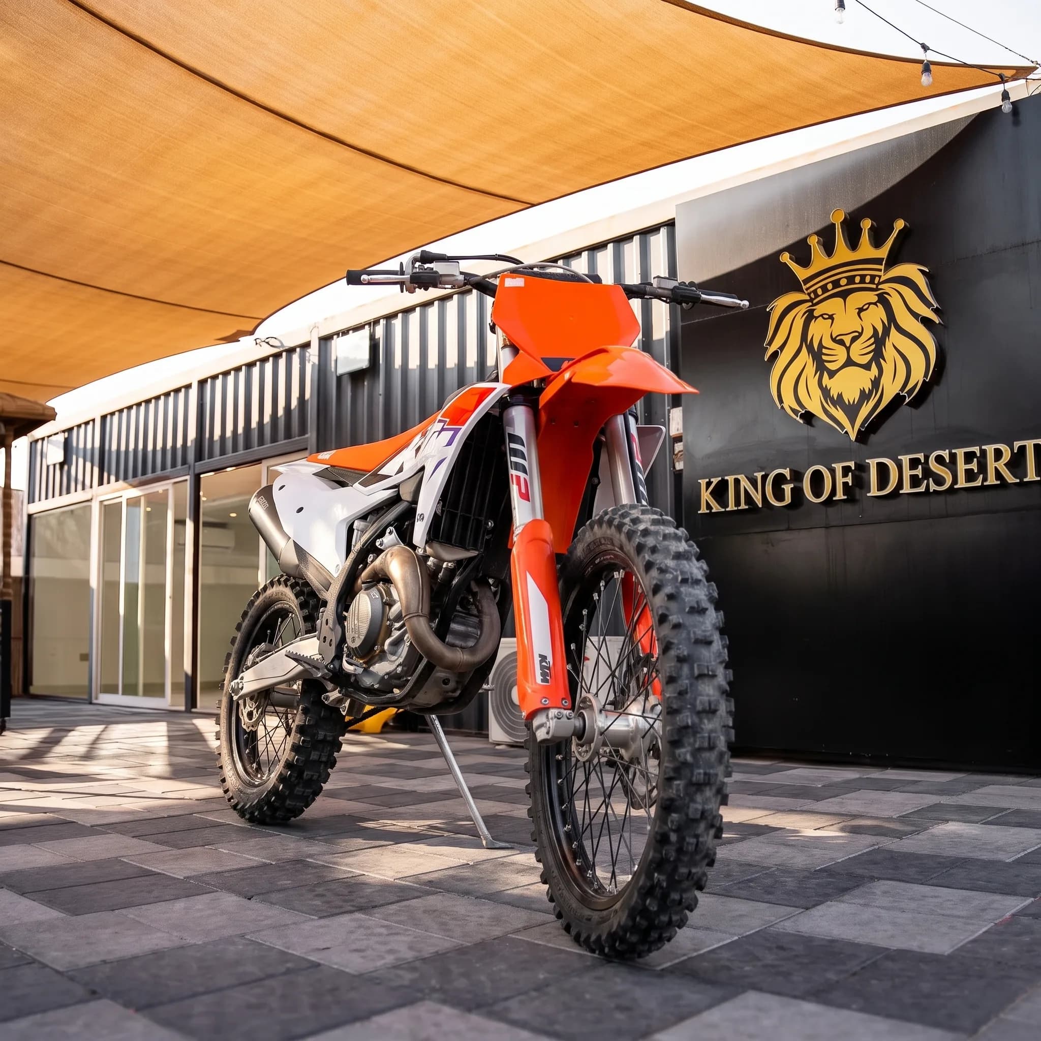 Moto KTM 450 SX-F devant le showroom King of Desert