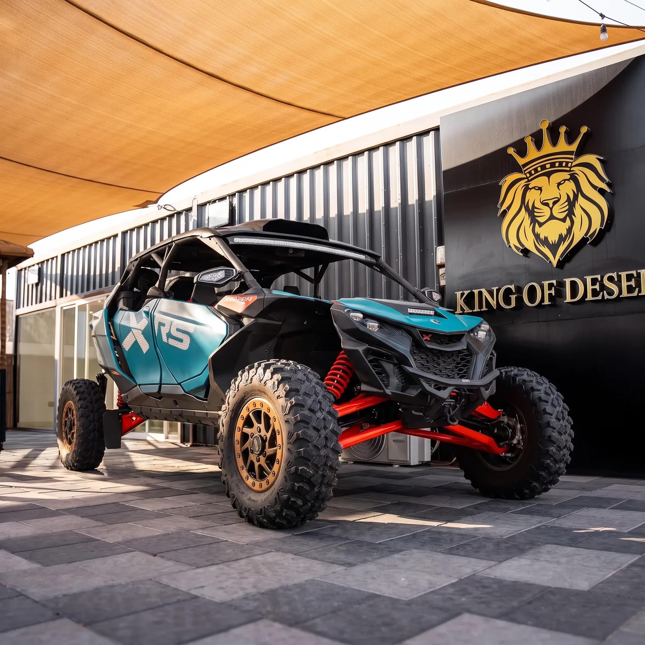 Can-Am Maverick R XRS 4 places devant l'entree du showroom King of Desert