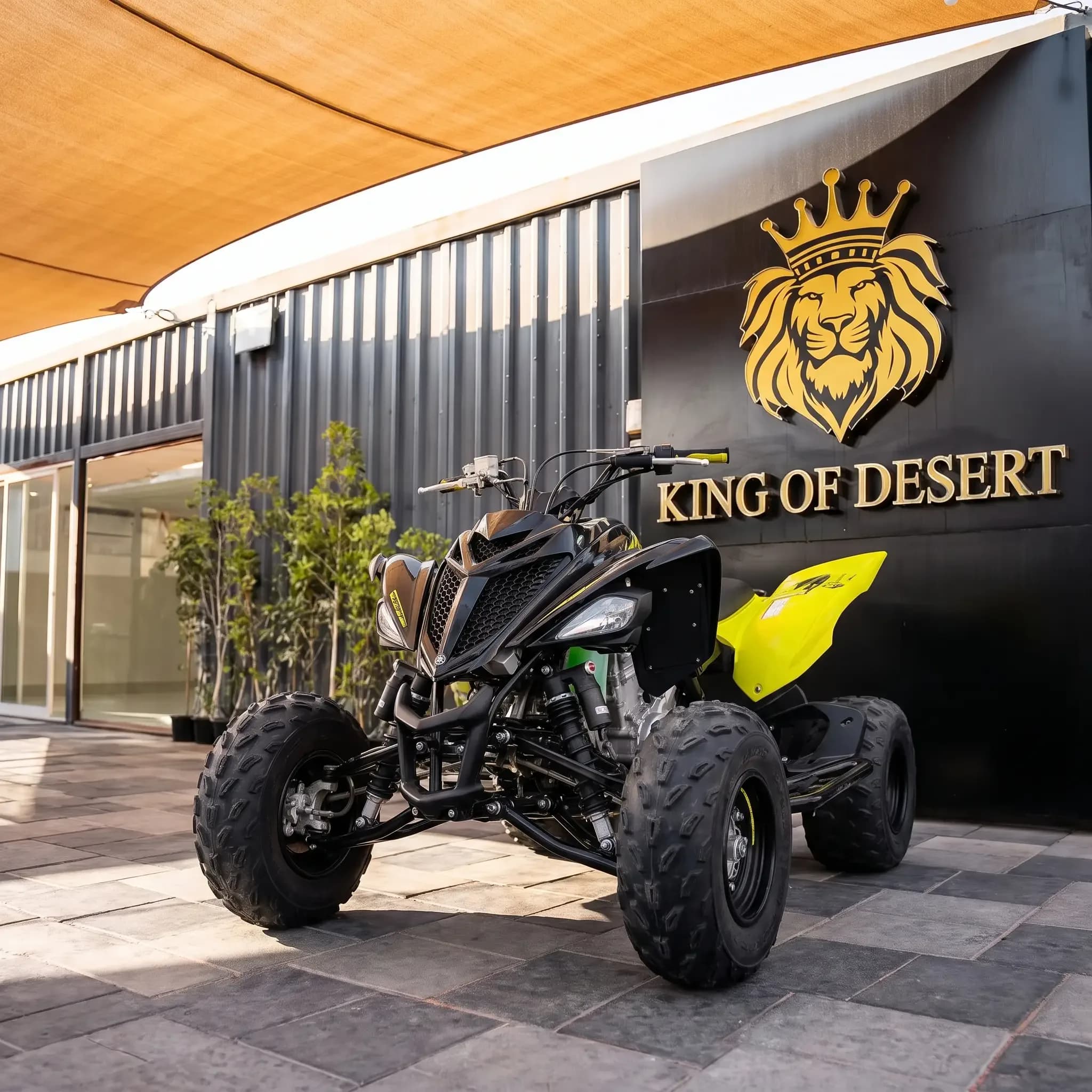 Yamaha Raptor 700 devant le showroom King of Desert