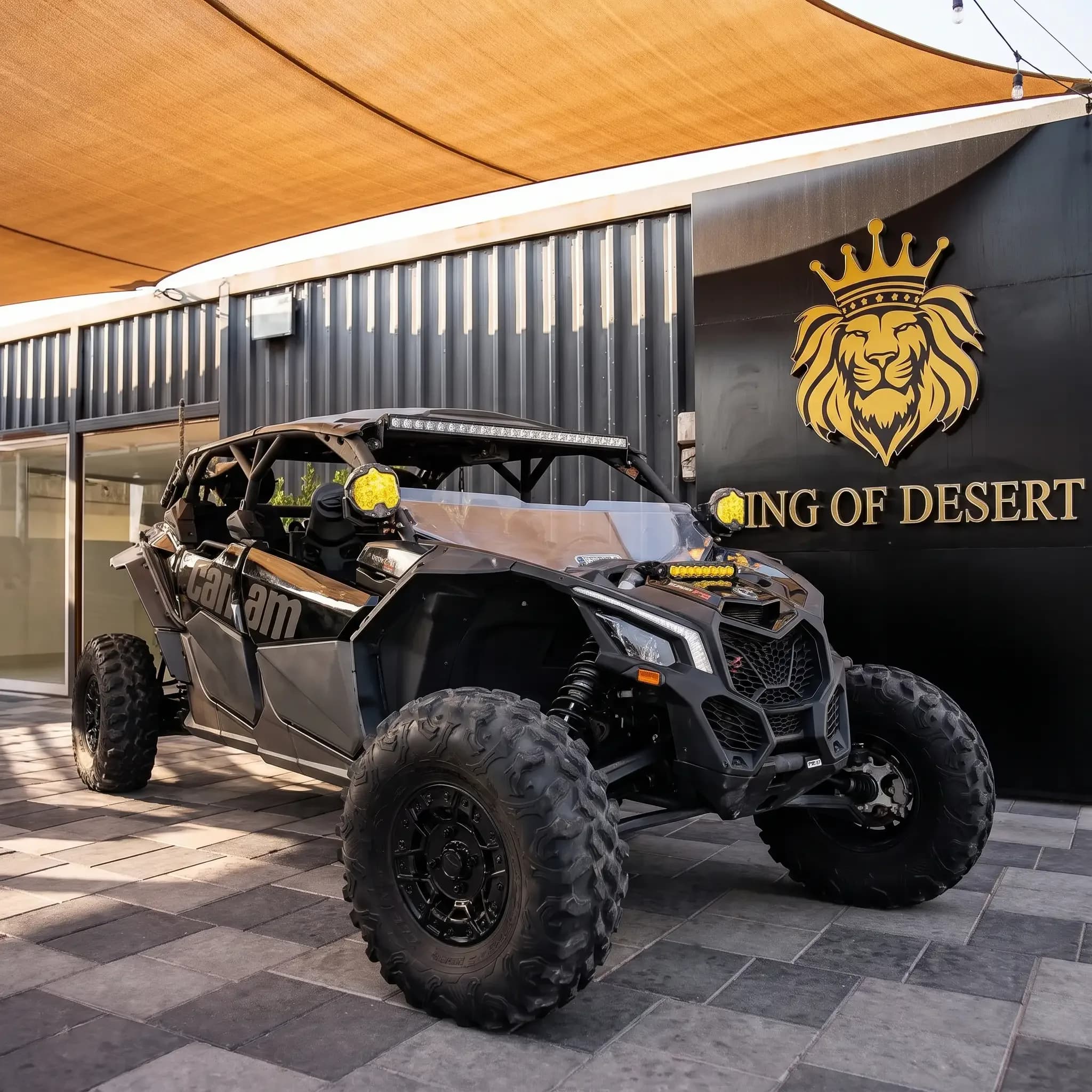 Can-Am Maverick X3 MAX Turbo 4 places devant le showroom King of Desert