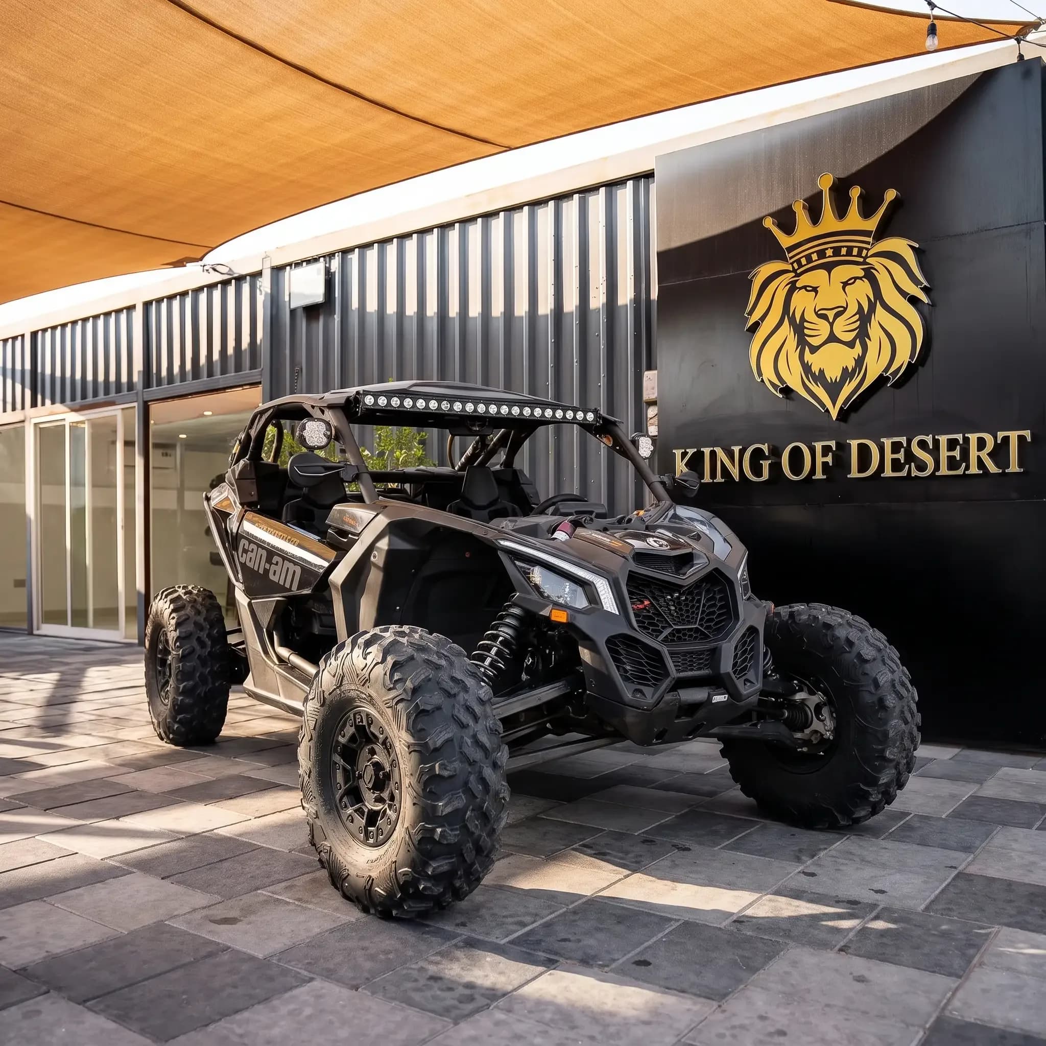Can-Am Maverick X3 Turbo 2 places devant le showroom King of Desert