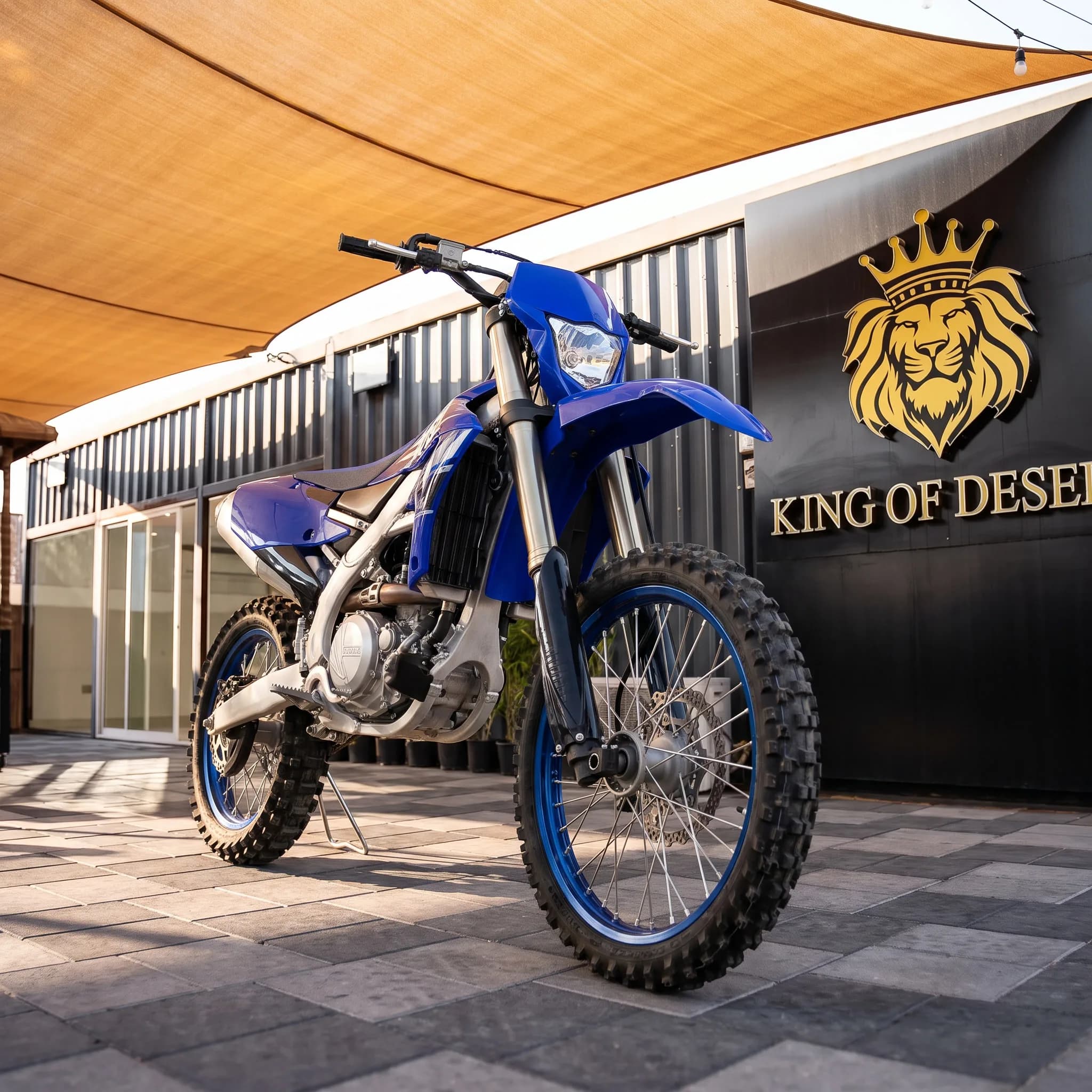 Moto Yamaha YZ450F bleue devant le showroom King of Desert